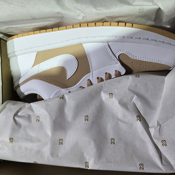 Mens Jordan Lows White and Tan - Picture 1 of 5